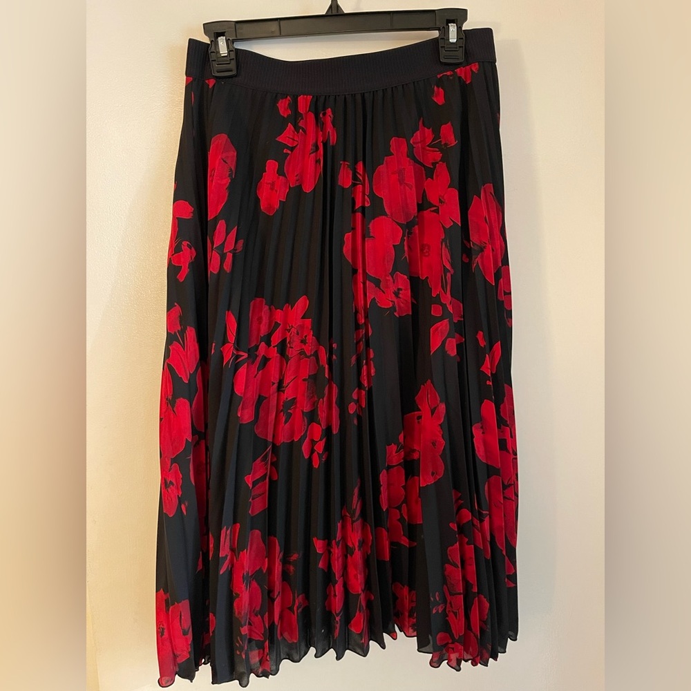 H&M Black and Red Pleated A-Line Midi Skirt
